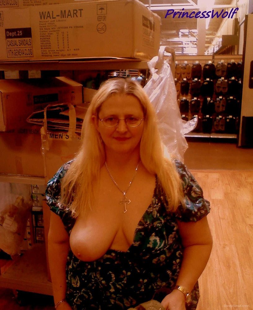 Mature Tits In Walmart - PrincessWolf WalMart Flashing