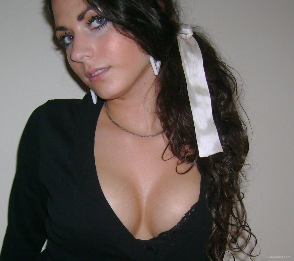 pretty amateur with great cleavage sexyukgirl
