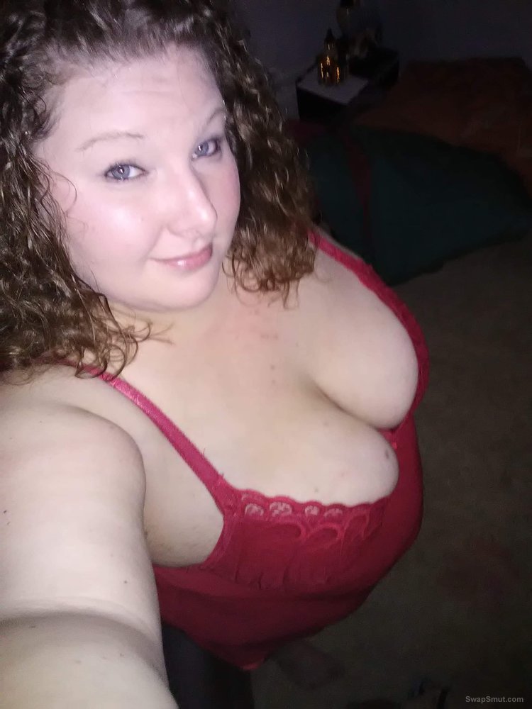 Young curvy Omaha, Nebraska wife shows her DDD tits pic